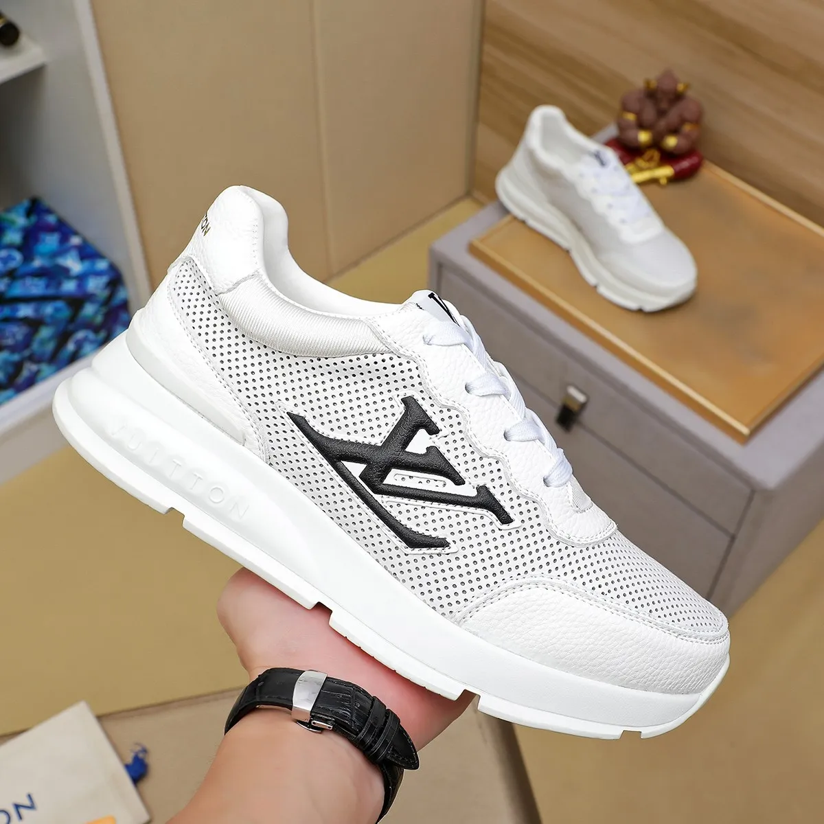 Ex-factory price: 440¥🌹🌹[LV Louis Vuitton] new low-top casual men's shoes. A must-have for fashionable men, new products are released in Hong Kong counters [strong], big-name style, European and American masters strongly create unique styles, comfortable on the feet, super soft outsole, super wear-resistant. Gives people a strong visual impact. Material: imported first-layer cowhide leather upper ➕rubber non-slip outsole, rubber graphics matching, 38 to 44
